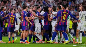 Pemain Real Madrid dan Barcelona bersitegang dalam laga La Liga 2025/2026 di Santiago Bernabeu, 26 Oktober 2025. (AP Photo/Manu Fernandez)