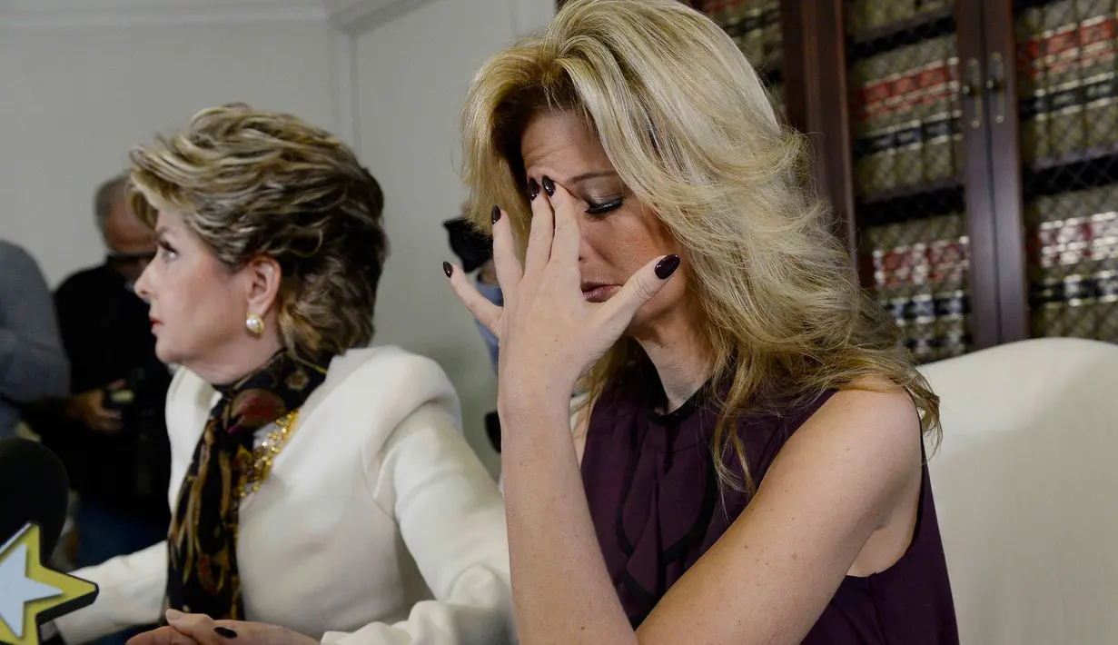 Summer Zervos (kanan) bersama pengacaranya, Gloria Allred saat mengelar jumpa pers di Los Angeles, California (14/10). Zervos juga mengatakan bahwa Donald Trump meminta dirinya duduk di sebelahnya lalu memegang payudaranya. (REUTERS/Kevork Djansezian)
