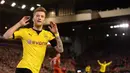 Gelandang Dortmund, Marco Reus, merayakan gol yang dicetak ke gawang Liverpool pada laga Liga Europa di Stadion Anfield, Inggris, Jumat (15/4/2016) dini hari WIB. Liverpool sempat tertinggal 0-2 atas Dortmund. (AFP/Oli Scarff)