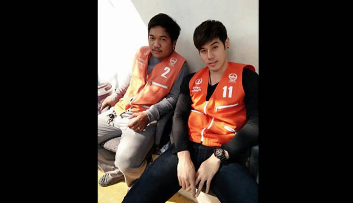 Foto Dechapat (kanan) yang tampak ganteng mengenakan rompi oranye seragam tukang ojek beredar di dunia maya dan bikin gempar. (instagram.com/artboysza)