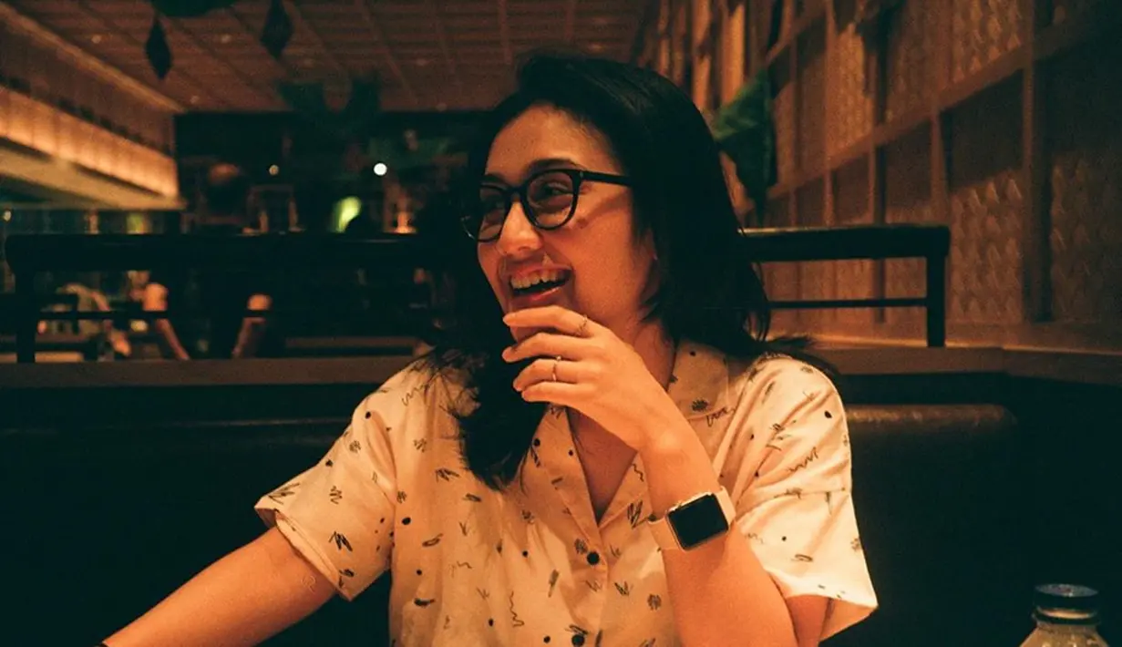 Anak kedua dari bersaudara ini terlihat menawan dengan kemeja bercorak. Menggunakan kacamata dengan frame yang besar membuat wajah manis Zulfa semakin terpancar. (Liputan6.com/IG/@zulfamaharani)