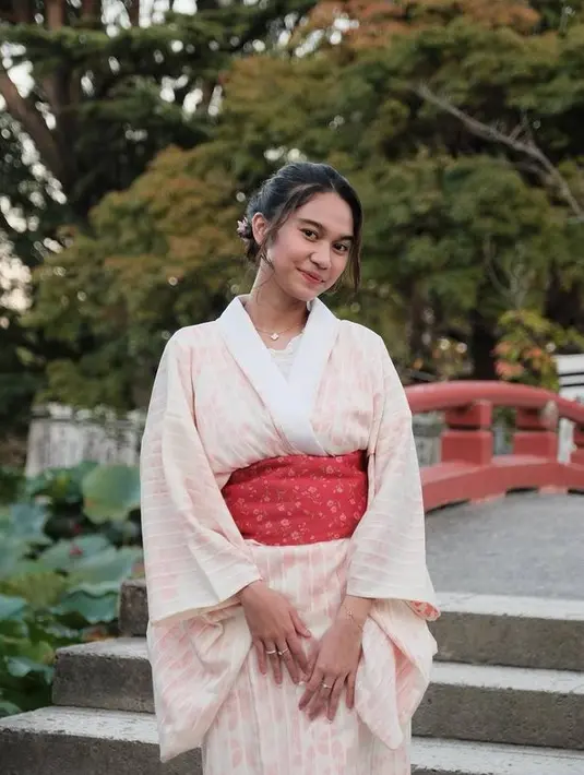 <p>Seperti inilah potret Azizah Salsha saat liburan di Jepang. Postingan foto beberapa waktu lalu ini mendadak membuat publik jadi heboh. [Foto: instagram/azizahsalsha_]</p>