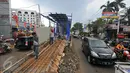 Pembangunan jalan layang bus Transjakarta koridor XIII Ciledug - Tendean yang diperkirakan rampung 15 Desember 2016 meleset dari target, Jakarta, Senin (26/12). (Liputan6.com/Angga Yuniar)