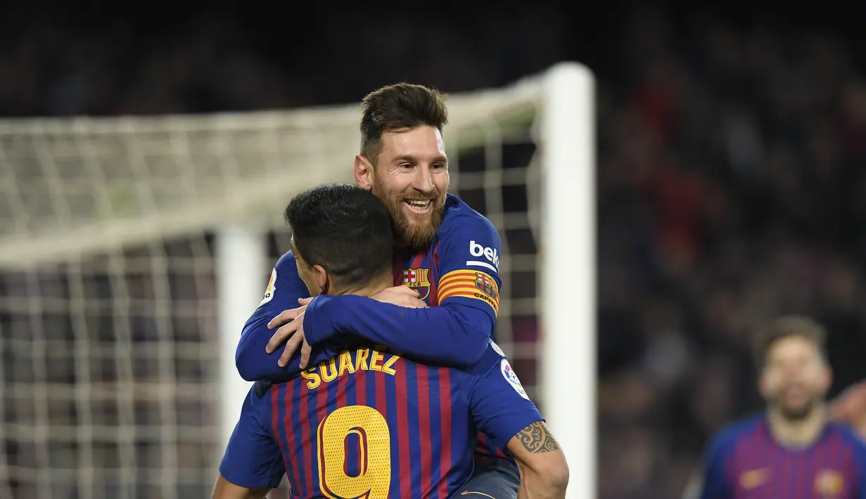 Selebrasi gol Lionel Messi dan Luis Suarez pada leg kedua Copa Del Rey yang berlangsung di stadion Nou Camp, Barcelona, Kamis (31/1). Barcelona menang 6-1 atas Sevilla. (AFP/Luis Gene)