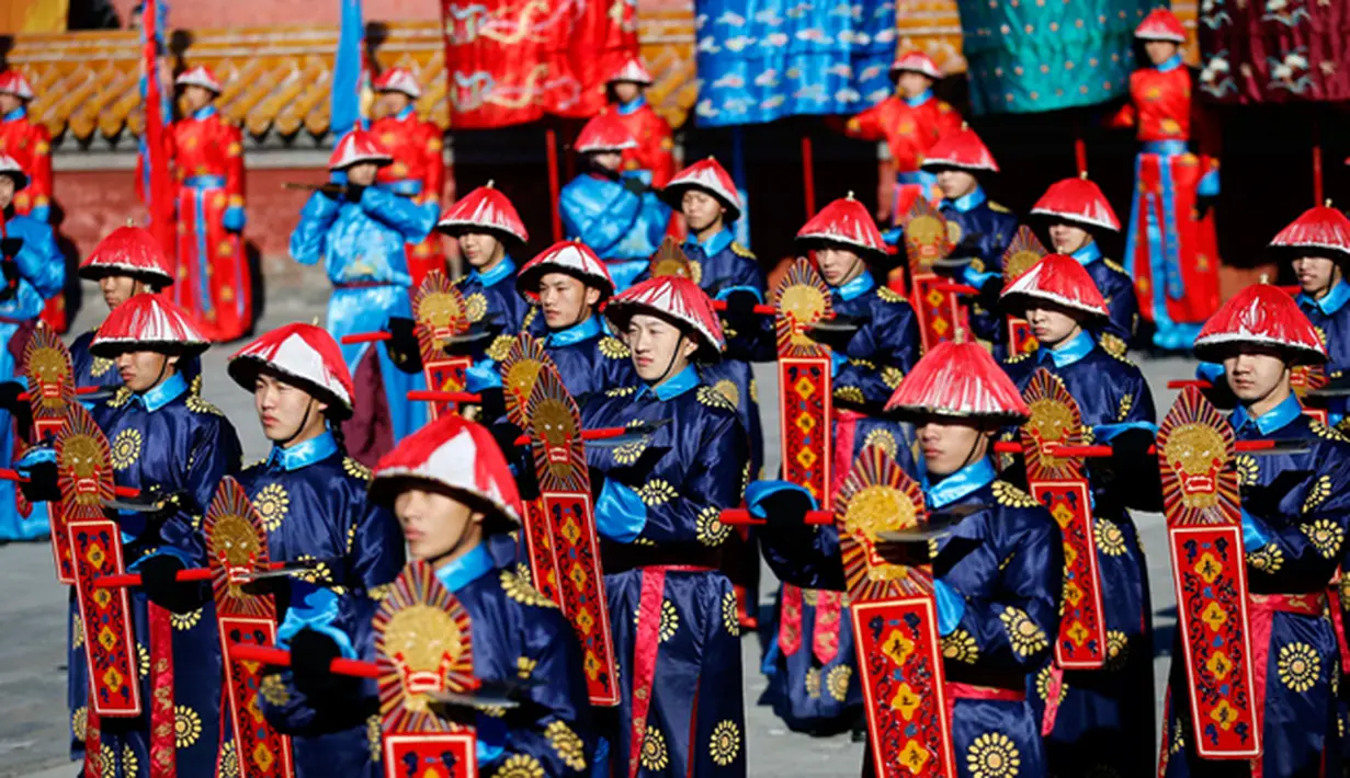 Sejumlah orang berpakaian seperti Prajurit jaman Dinasti Qing saat upacara yang menjadi bagian dari perayaan Tahun Baru Cina di Ditan Park,  Beijing (18/2/2015). Tahun Baru Imlek pada 19 Februari akan menyambut Tahun Domba. (Reuters /Kim Kyung-Hoon)