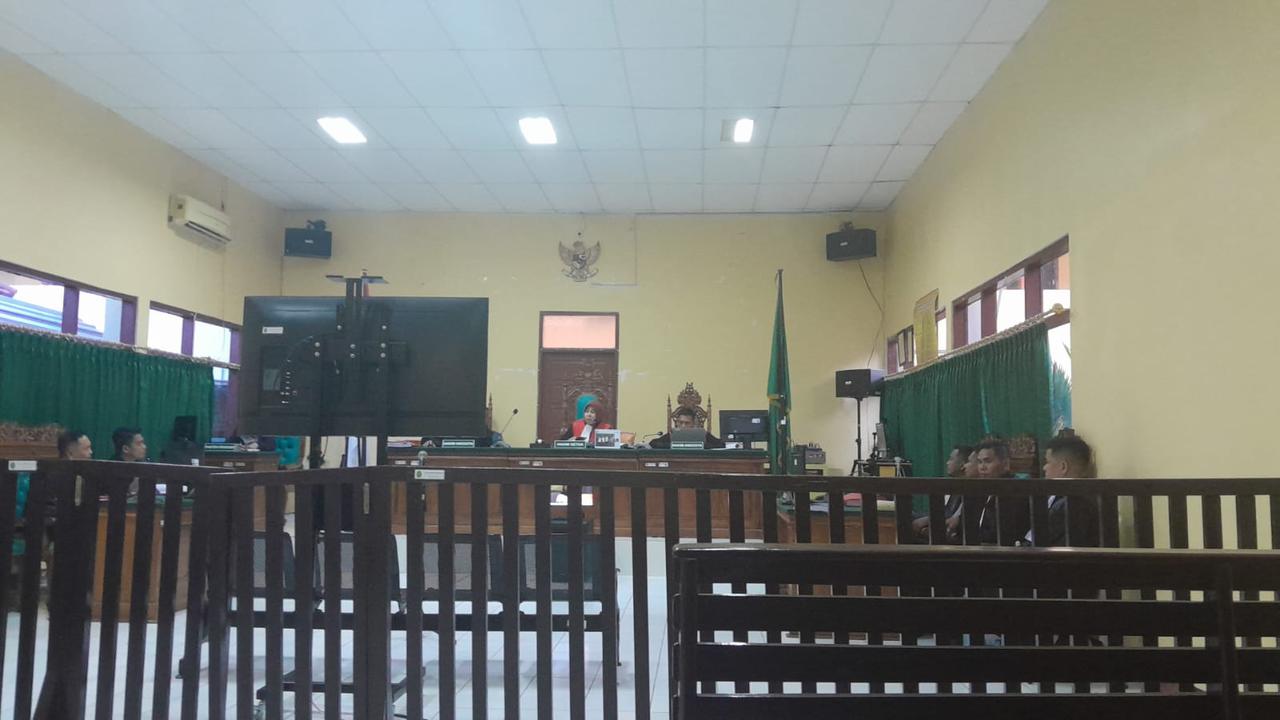 Terdakwa dugaan penggelapan hasil bisnis penjualan 'rokok ilegal' di Wajo, Sulsel, Andi Norma (65) minta keadilan hakim (Liputan6.com/Eka Hakim)