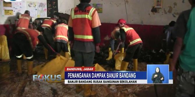 Dinas PU Bandung Bersihkan Gedung Sekolah Terdampak Banjir