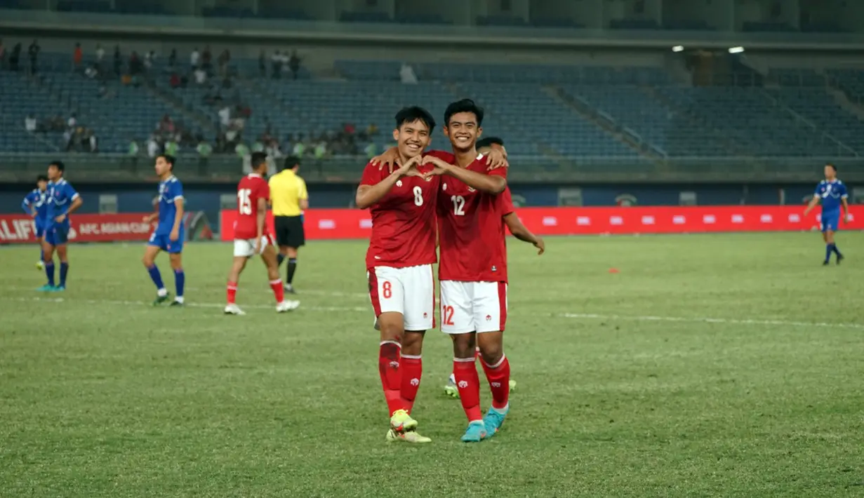 Pemain Timnas Indonesia Witan Sulaeman (kiri) melakukan selebrasi bersama Pratama Arhan usia mencetak gol ke gawang Nepal pada laga terakhir Grup A kualifikasi Piala Asia 2023 di Stadion Jaber Al Ahmad, Kuwait, Rabu (15/6/2022). Timnas Indonesia berhasil lolos ke Piala Asia 2023 usai kalahkan Nepal 7-0. (Dok. PSSI)