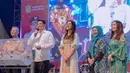 Menemani Bobby yang menjadi walikota Medan, Kahiyang selalu tampil stylish. Misalnya saja ia mengenakan dress panjang lengan 3/4 model balon dengan aksen motif nusantara [@ayanggkahiyang]