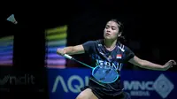 Aksi tunggal putri Indonesia, Gregoria Mariska Tunjung, pada perempat final Indonesia Open 2024 di Istora Senayan, Jakarta, Jumat (7/6/2024). (Bola.com/Bagaskara Lazuardi)