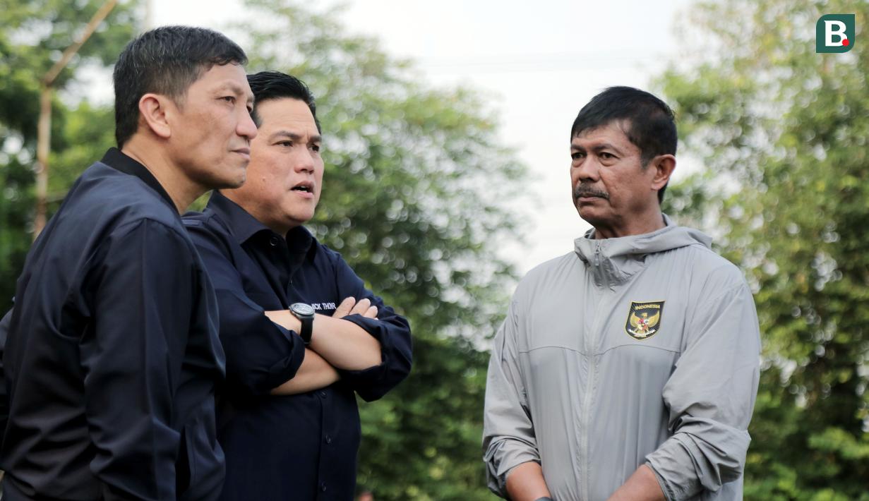<p>Ketua Umum PSSI, Erick Thohir, berbincang dengan Direktur Utama PT Liga Indonesia Baru (LIB), Ferry Paulus dan pelatih Timnas Indonesia U-20, Indra Sjafri saat memantau langsung seleksi pemain Timnas Indonesia U-17 di Persija Training Ground, Nirwana Park, Depok, Sabtu (22/7/2023). (Bola.com/Ikhwan Yanuar)</p>