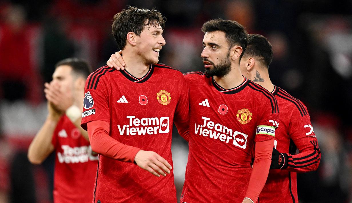 Pemain Manchester United, Victor Lindelof, berbincang dengan kapten Bruno Fernandes  setelah mencetak gol ke gawang Luton Town pada pekan ke-12 Premier League 2023/2024 di Stadion Old Trafford, Sabtu, (11/11/2023). Victor Lindelof sukses menjadi pembeda sekaligus penyelamat muka MU yang tampil di hadapan pendukungnya sendiri. (AFP/Oli Scarff)