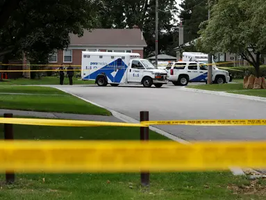 Petugas kepolisian berdiri di lokasi penyerangan dengan busur panah di kawasan Scarborough, Toronto, Kanada, Kamis (25/8). Insiden penyerangan tersebut mengakibatkan tiga orang tewas karena luka yang dipicu oleh anak panah. (REUTERS/Mark Blinch)