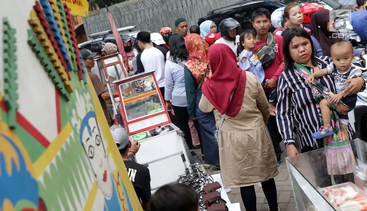 Pengunjung memadati Kawasan Setu Babakan, Jakarta, Minggu (23/6/2019). Ribuan warga memadati kawasan Setu Babakan untuk berwisata dan menyaksikan beragam acara dalam rangka perayaan HUT ke-492 Jakarta. (Liputan6.com/Helmi Fithriansyah)