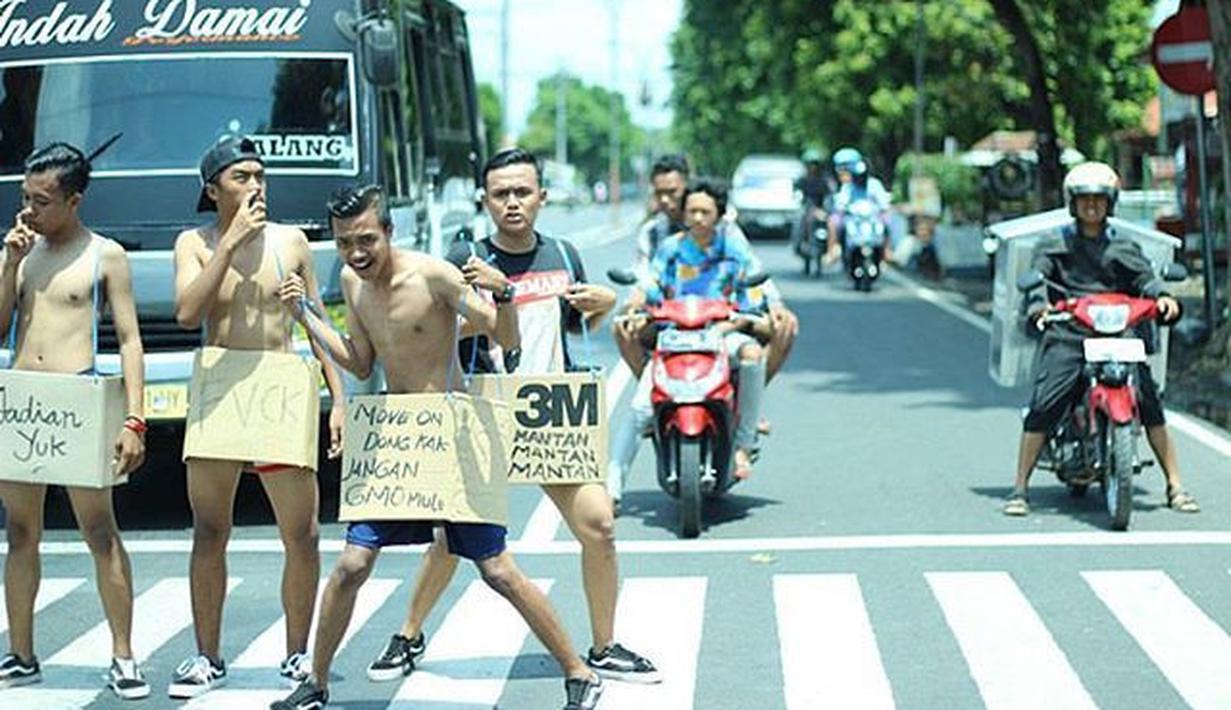 Ada-ada aja pose sekelompok pria ini (Source: Ist)
