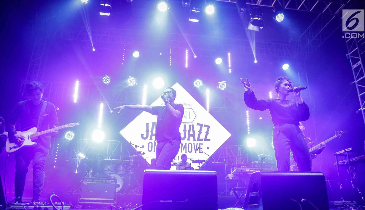 Grup musik Maliq & D'Essentials tampil pada Pre event yang bertajuk Java Jazz On The Move di Jakarta, Kamis (15/8). Java Jazz on The Move 2018 sendiri menjadi bagian dari rangkaian acara menjelang Java Jazz Festival nanti. (Liputan6.com/Faizal Fanani)