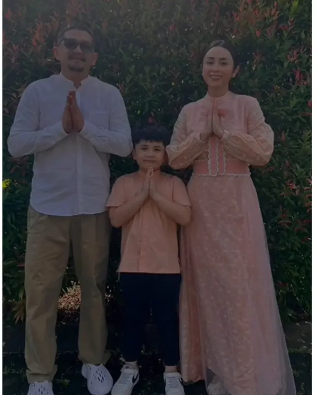 Potret 7 artis rayakan Lebaran 2025 bareng mantan pasangan, Desta & Natasha Rizky kompak berbaju biru