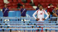 Pelari putri Indonesia, Dedeh Erawati, bersiap menghadapi final lari gawang 100m putrii SEA Games yang berlangsung di Stadion Nasional Singapura. Kamis (11/6). (Bola.com/Arief Bagus)