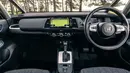 Sama seperti eksterior, interior Honda Jazz generasi keempat juga berubah total. Desain modern-minimalis ini menjadi angin segar bagi Jazz. Dashboard bagian atas terkesan seperti meja yang memberikan nuansa homy. Setir palang dua yang disematkan terlihat retro-futuristis. Fitur-fitur seperti layar headunit 6-inci dengan wireless Apple Carplay dan Android Auto, pengatur audio di setir, electronic parking brake, hingga layar instrumen full LCD sudah hadir sebagai standar. (Source: carwow.co.uk)