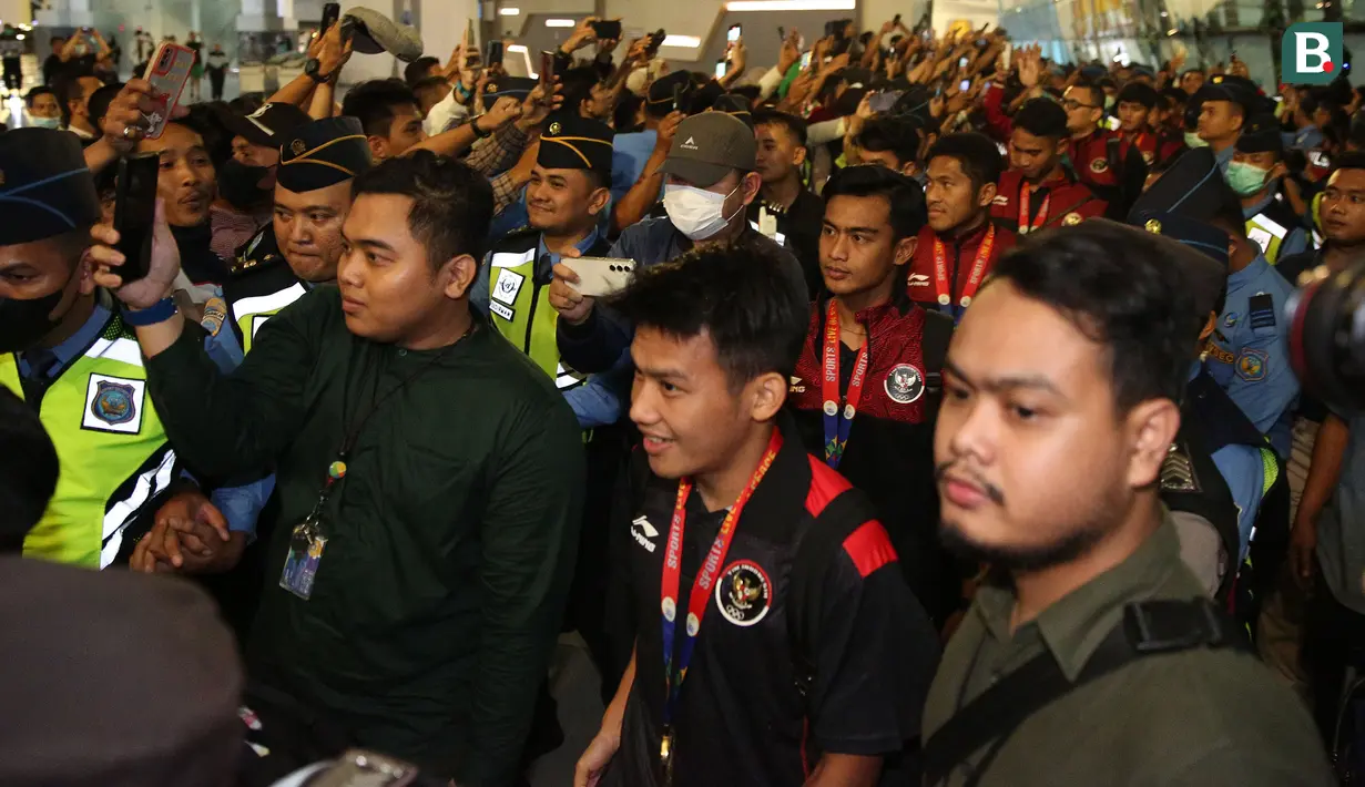 <p>Witan Sulaeman bersama skuad Timnas Indonesia U-22 tiba di Terminal 3 Kedatangan Bandara Soekarno Hatta, Cengkareng, Kamis (18/5/2023) malam WIB dalam acara penyambutan Kontingen Indonesia setelah berhasil meraih medali emas cabor sepak bola SEA Games 2023. (Bola.com/Bagaskara Lazuardi)</p>
