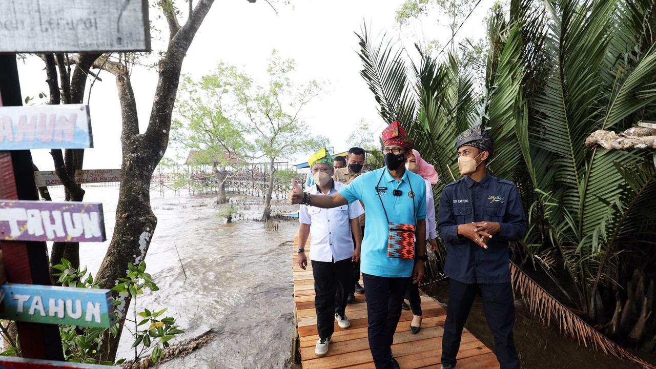 Menparekraf Sandiaga Uno menyambangi Desa Wisata Sungai Kupah, Kecamatan Sungai Kakap, Kabupaten Kubu Raya, Kalimatan Barat. (Istimewa)