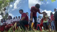 Rian d'Masiv salurkan bantuan ke anak-anak korban bencana NTT. (Instagram/@rianekkypradipta)