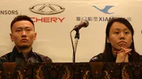 Pebulutangkis ganda campuran Tiongkok, Zhang Nan (kiri) dan Zhao Yunlei, saat hadir dalam konferensi pers jelang Kejuaraan Dunia Bulutangkis 2015 di Hotel Sultan, Jakarta. Minggu (9/8/2015). (Bola.com/Arief Bagus)