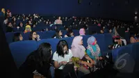 Suasana di dalam bioskop jelang pemutaran film Cinderella di Blitzmegaplex Central Park, Jakarta, Sabtu (14/3/2015). (Liputan6.com/Herman Zakharia)