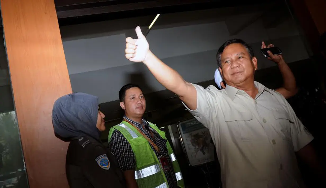 Saat akan memasuki ruang keberangkatan pesawat, Prabowo Subianto menyempatkan memberi salam kepada para pendukungnya (Liputan6.com/Helmi Fithriansyah)