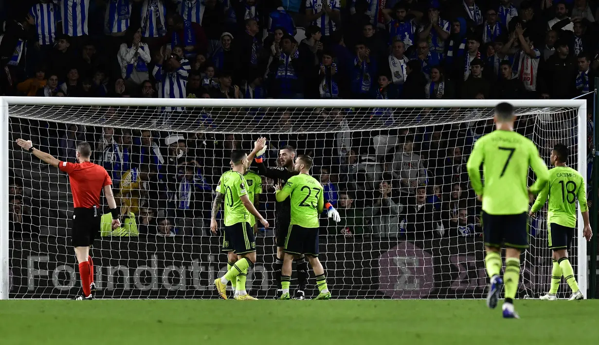 Sayang, kemenangan ini tetap tak mampu membuat Manchester United menggusur Sociedad dari puncak klasemen Grup E. De Gea cs pun harus melakoni partai play-off knock out melawan tim buangan dari Liga Champions. (AP Photo/Alvaro Barrientos)