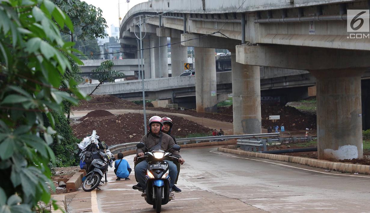 Pengendara sepeda motor melawan arus lalu lintas di akses persimpangan Jalan TB Simatupang - Jalan Antasari di Jakarta, Senin (8/4). Tidak adanya pengawasan serta sanksi tegas bagi pelanggar menyebabkan para pengendara tersebut nekat melawan arus lalu lintas. (Liputan6.com/Immanuel Antonius)