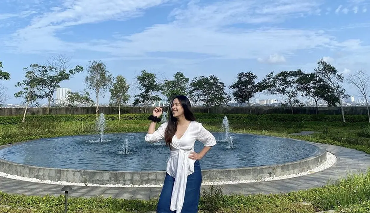 Lady juga tampil dengan atasan putih lengan 3/4 dilengkapi model pita di bagian perut, dipadukan skirt denimnya  (@ladykjaernett)