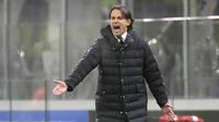 Simone Inzaghi - Juru taktik Inter Milan ini masuk dalam jajaran pelatih muda di Liga Champions. Simone Inzaghi yang kini berusia 45 tahun merupakan pelatih pengalaman dengan sederet prestasi. (AP/Luca Bruno)