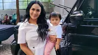 Pulang mengantar sekolah putrinya Amora Lemos, penyanyi biasa disapa KD itu mampir ke rumah baby Ameena. Momen KD bersama baby Ameena. [Instagram/krisdayantilemos]