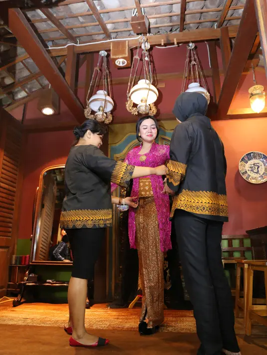 Ditemui di Grand Indonesia, Jakarta Pusat, Sabtu (16/9/2017), Vicky yang sedang melakukan fitting baju pun menceritakan rencana pernikahannya yang akan digelar di Pelataran Candi Borobudur. (Adrian Putra/Bintang.com)