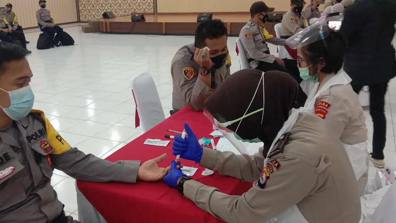 Personil Polda Banten Ikuti Rapid Tes Sebelum Melakukan Pengamanan TPS Pilkada Di Banten. (Senin, 07/12/2020). (Yandhi Deslatama/Liputan6.com)
