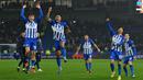 Para pemain Brighton merayakan kemenangan atas Marseille pada laga terakhir Grup B Liga Europa 2023/2024 di American Express Community Stadium, Brighton, Inggris, Jumat (15/12/2023). (AFP/Glyn Kirk)