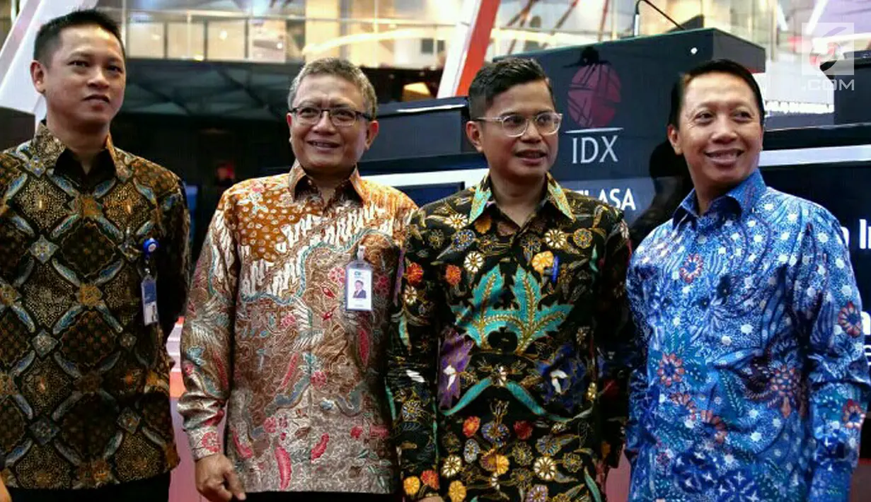 Dirut Mandiri Investasi Alvin Pattisahusiwa, Plt Dirut Askrindo Sabdono, Dirut Garuda Indonesia Pahala N Mansury dan Dir. Operasional Komersil Askrindo, Dwi Agus S pada pencatatan saham perdana Jakarta (31/7). (Liputan6.com/HO/Iqbal)
