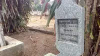 Sebuah batu nisan bertuliskan Komarudin, alias Yang Chil Sung, alias Yanagawa Sichisci saat menjadi tentara Jepang di Indonesia (Liputan6.com/Jayadi Supriadin)