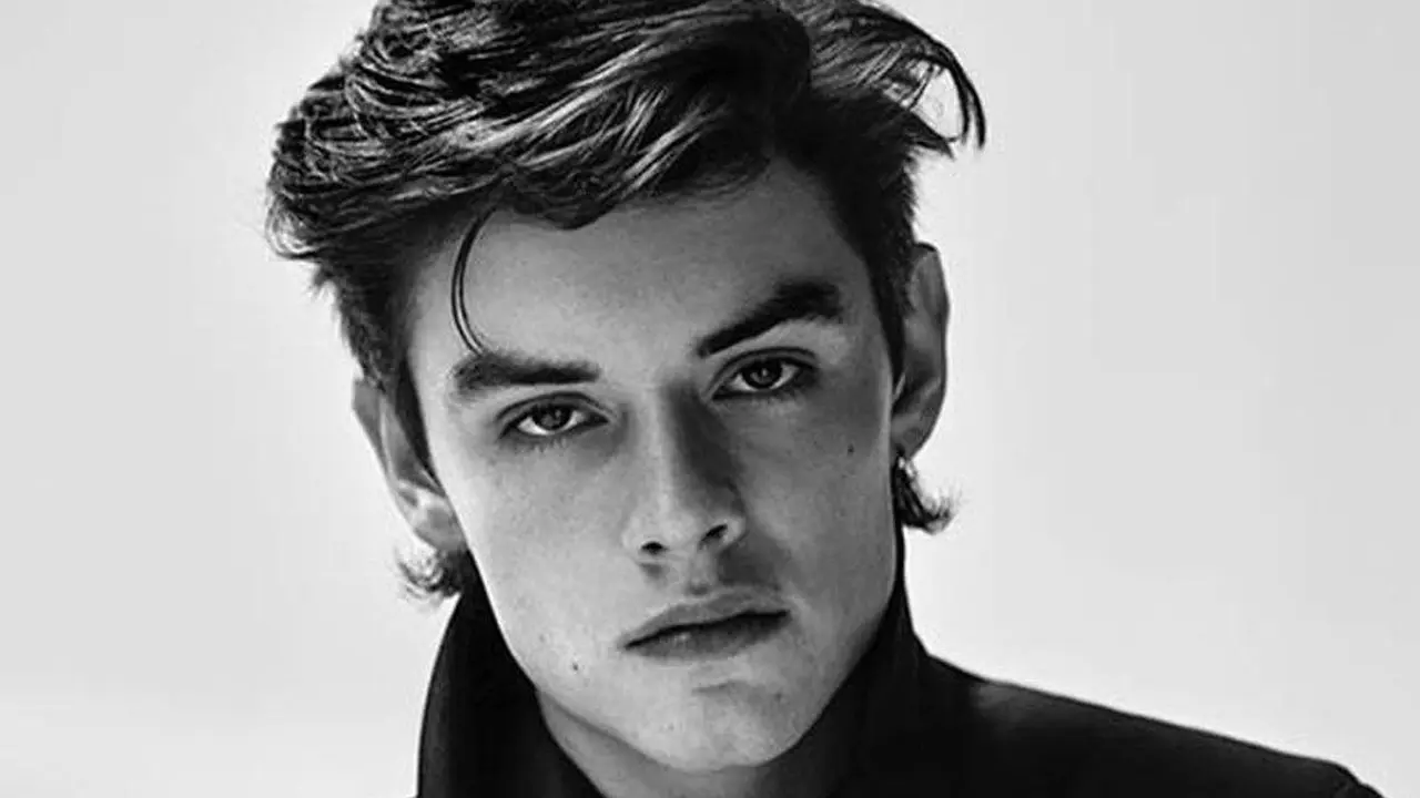 Louis Partridge Dirumorkan Dekat dengan Penyanyi Olivia Rodrigo