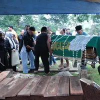 Sejak lama penyanyi pemalu yang banyak prestasi, January Christy menderita sakit. Bahkan, beberapa kali almarhum harus dilarikan ke rumah sakit. (Adrian Putra/Bintang.com)