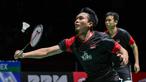 Pasangan Indonesia, Hendra Setiawan/Mohammad Ahsan saat melawan wakil Jepang, Takuro Hoki/Yugo Kobayashi, pada Kejuaraan Dunia Bulutangkis 2019 di Swiss, Minggu (25/8). Indonesia menang 25-23, 9-21, 21-15. (AFP/Fabrice Coffrini)