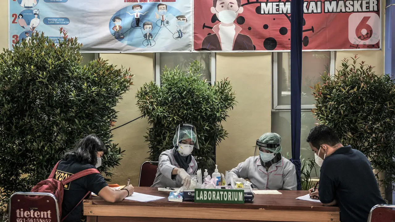 FOTO: Keluarga Korban Kecelakaan Sriwijaya Air SJ 182 Datangi Posko Ante Mortem RS Polri