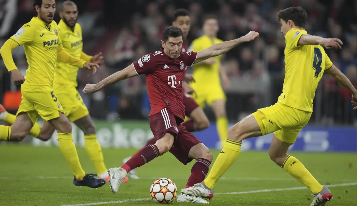 Bayern akhirnya berhasil memecah kebuntuan pada menit ke-52. Berawal dari sebuah serangan balik, Lewandowski melepas tembakan yang gagal diantisipasi Rulli. Skor agregat kini menjadi sama kuat 1-1. (AP/Matthias Schrader)