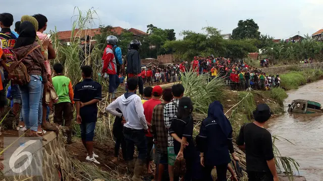 20160923- Penyisiran Bangkai Mobil Usai Banjir Bandang Cimacan-Johan Tallo