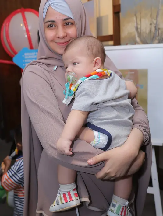 "Hari ini aku sama Arka pertama kali ikut kelas baby. Kan sudah 5 bulan dan siap makan. Alhamdulillah sehat, perjuangan ASI Arka lulus sebentar lagi," ucap Risty Tagor, di Kebayoran Baru, Jakarta Selatan, Senin (20/6/2016). (Andy Masela/Bintang.com)