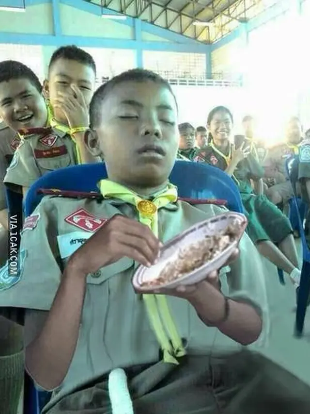 6 Bocah Ketiduran Karena Kelelahan Ini Bikin Tepuk Jidat, di Sembarang Tempat