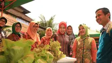 Penasehat Dharma Wanita Persatuan (DWP) Kemenpora didampingi Ketua DWP Kemenpora, dan sejumlah pihak lainnya mengunjungi Lokasi Binaan Kreasi Tanaman Hidroponik Setu Farm di Kecamatan Setu, Tangerang Selatan, Banten, Senin (12/2/2018)