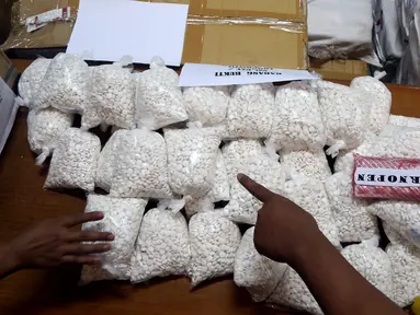Puluhan bungkus pil ditampilkan saat pengungkapan kasus produksi ilegal obat Somadril (PCC) di Bareskrim Polri, Jakarta, Jumat (22/9). Petugas berhasil mengamankan pabrik dan barang bukti 4 ton PCC ilegal dari 4 tersangka. (Liputan6.com/JohanTallo)