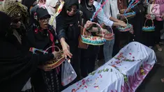 Ibu-ibu yang mengatasnamakan diri emak-emak pendukung pasangan calon 02 Prabowo Subianto-Sandiaga Uno melakukan aksi tabur bunga di atas keranda mayat yang mereka bawa saat menggelar unjuk rasa di depan kantor KPU, Jakarta, Kamis (2/5/2019). (Liputan6.com/Faizal Fanani)